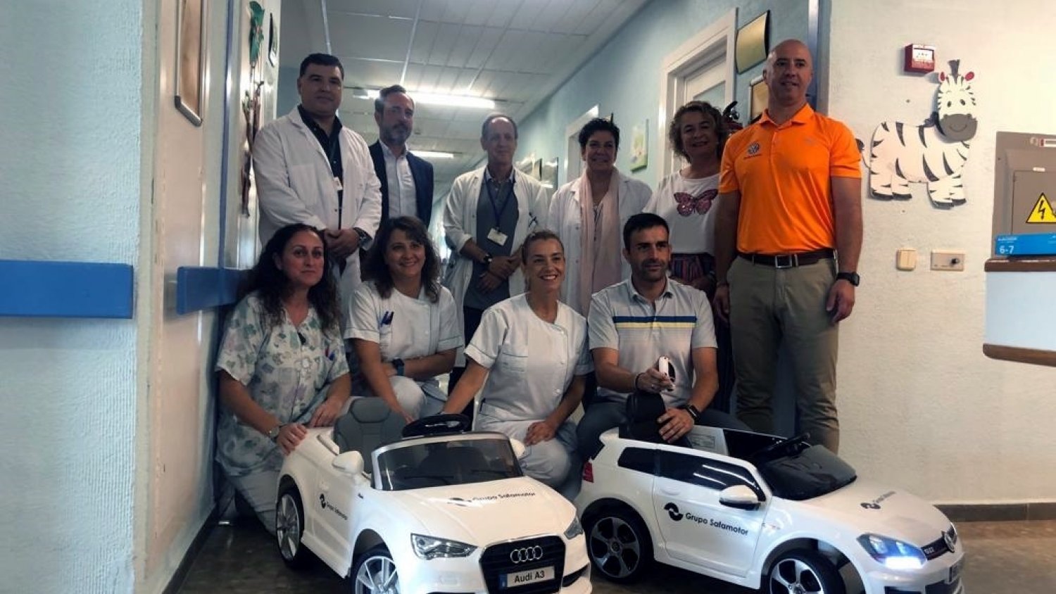 El Hospital Costa del Sol recibe la donación de dos mini coches eléctricos para los niños ingresados