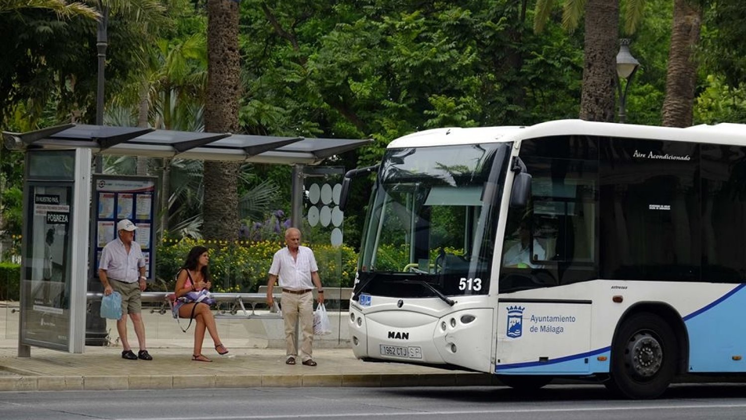 La línea 25 exprés, el carril BUSVAO y la doble vía a la salida y