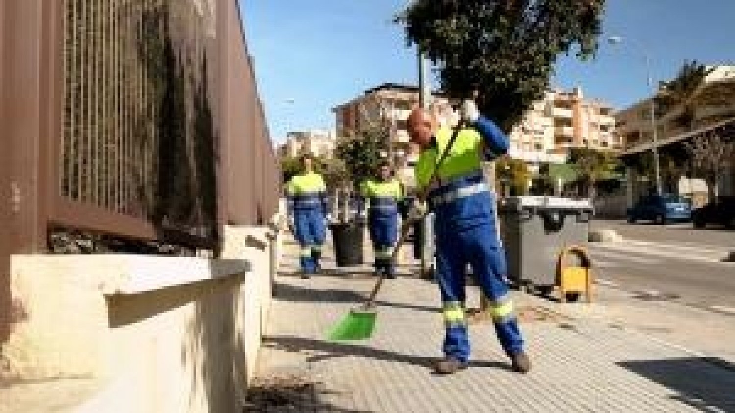 Limasa promueve un plan de limpieza para refuerzo del baldeo y fregado de aceras