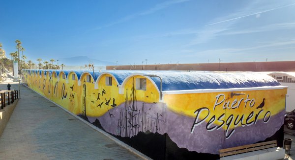 El Ayuntamiento embellece el Puerto Pesquero de Estepona con un mural artístico 