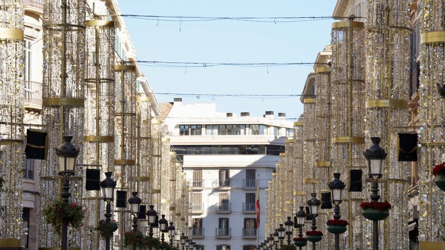 Calles del centro histórico y zonas emblemáticas de Málaga estrenan decoración de Navidad