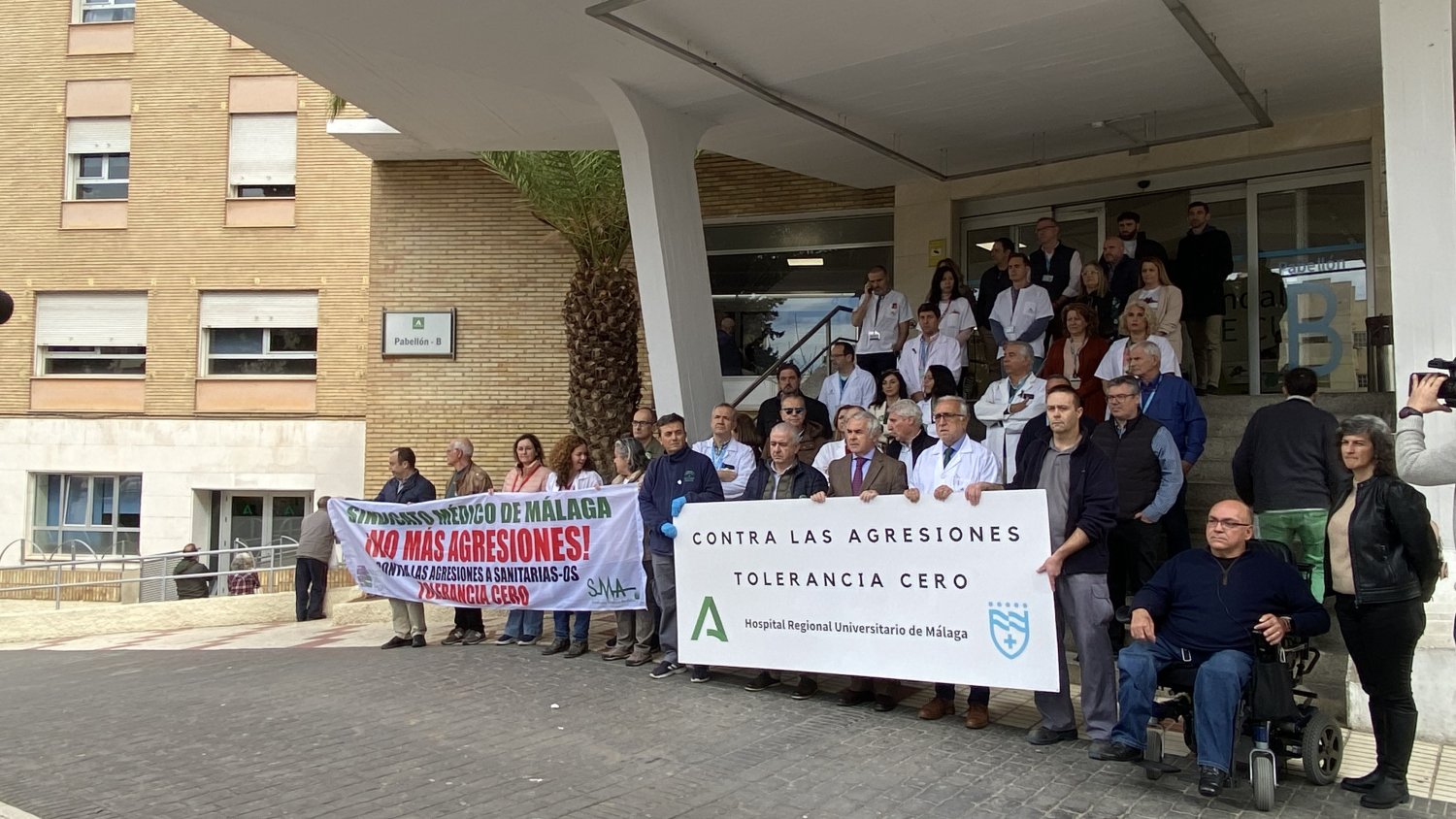 Insultan y amenazan a dos médicas neurocirujanas en las urgencias del Hospital Regional de Málaga