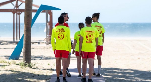 El socorrismo de las playas de Marbella ha realizado cerca de medio centenar de rescates en mayo y junio