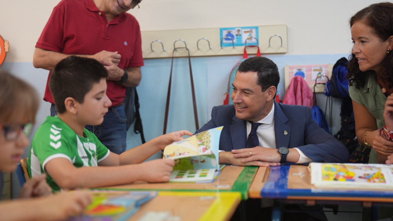 Moreno afirma que Andalucía refuerza los recursos y  programas para que el sistema educativo público siga ganando en excelencia y calidad 