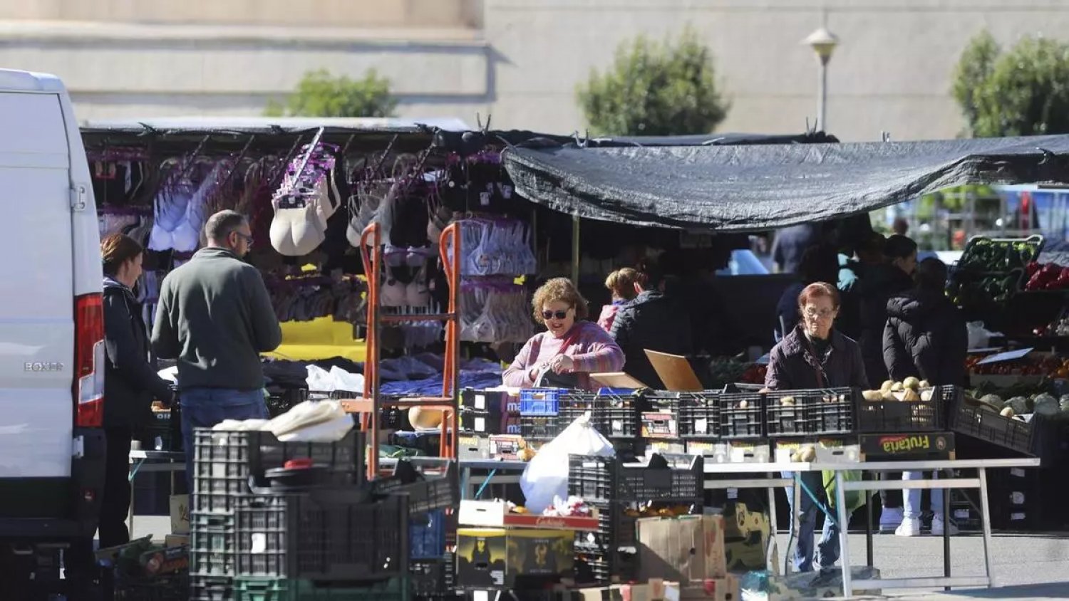 El Ayuntamiento impulsa la instalación de toldos en los mercadillos de Teatinos y Cruz del Humilladero