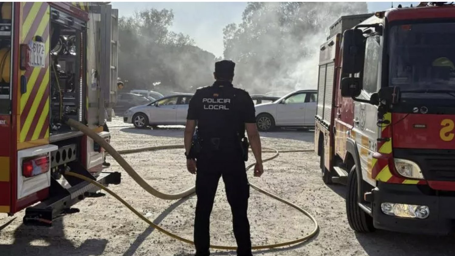 Detenido un hombre por provocar un incendio en Cabopino tras quemar su coche y afectar a siete más 