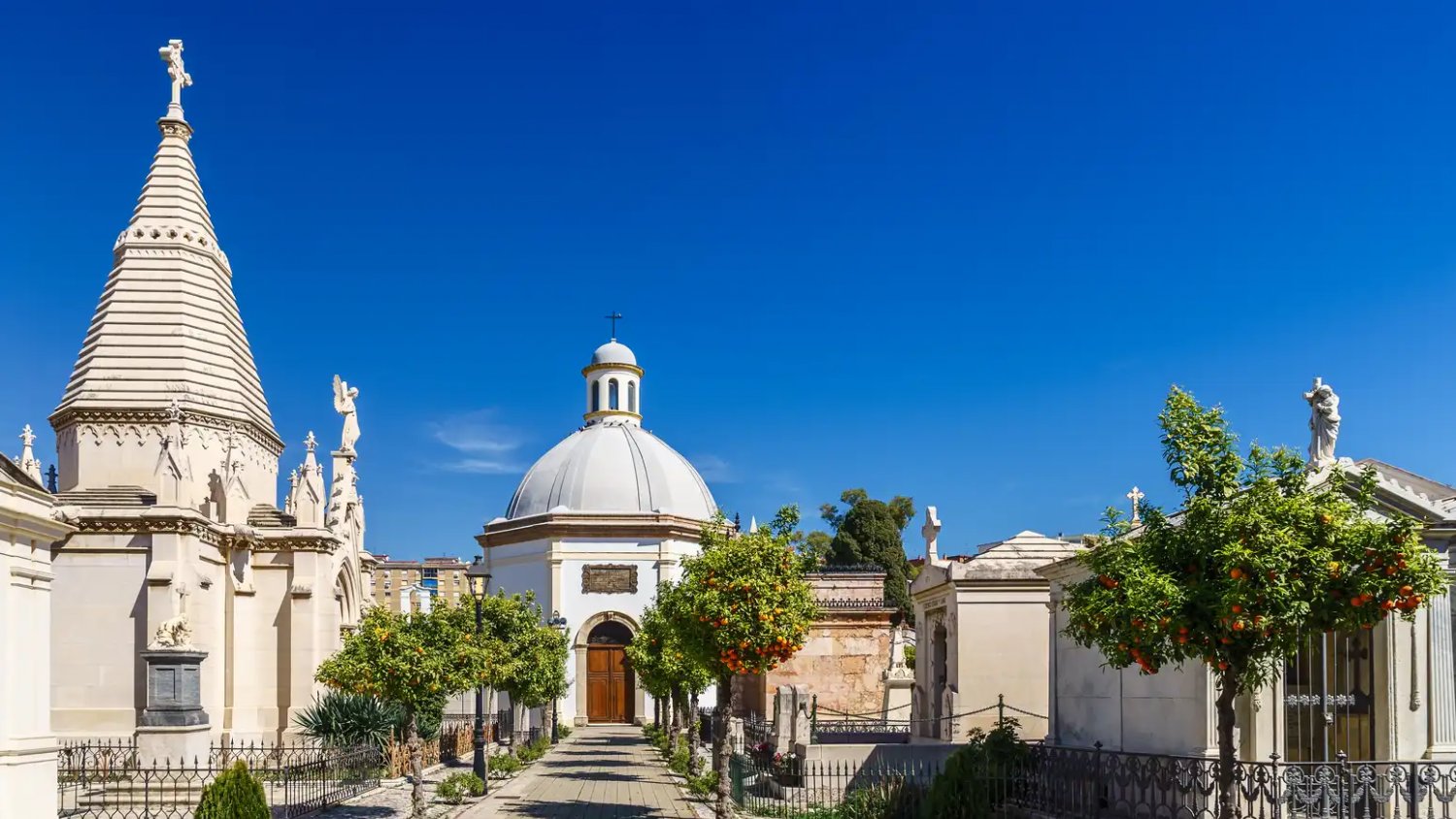 Los cementerios amplían sus horarios para facilitar la visita por el día de Todos los Santos