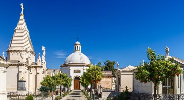 Los cementerios amplían sus horarios para facilitar la visita por el día de Todos los Santos