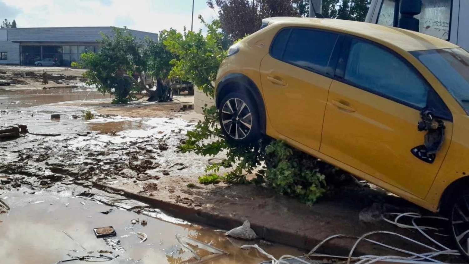 Catorce bomberos del CPB  de Málaga trabajan ya en la provincia de Valencia para apoyar en las labores de búsqueda por la DANA