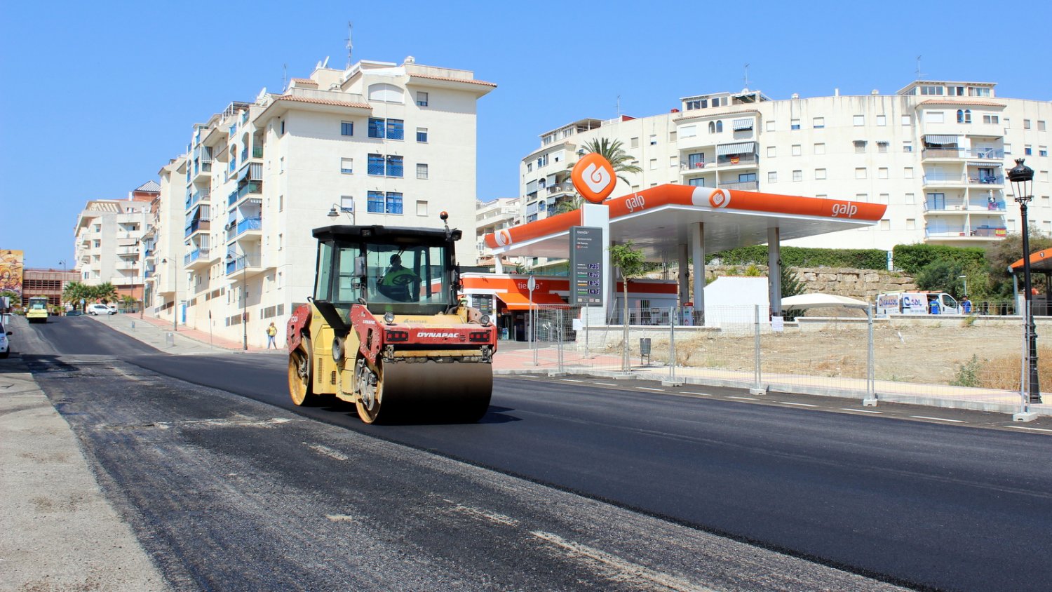 Estepona inicia los trabajos del nuevo plan de asfaltado, que intervendrá en medio centenar de calles del casco urbano y el extrarradio