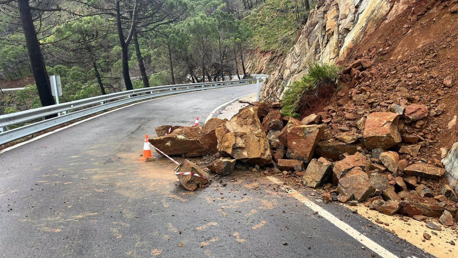 Abierta la carretera MA-5403 en Ardales tras permanecer cortada por desprendimientos