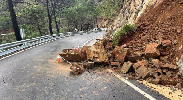 Abierta la carretera MA-5403 en Ardales tras permanecer cortada por desprendimientos